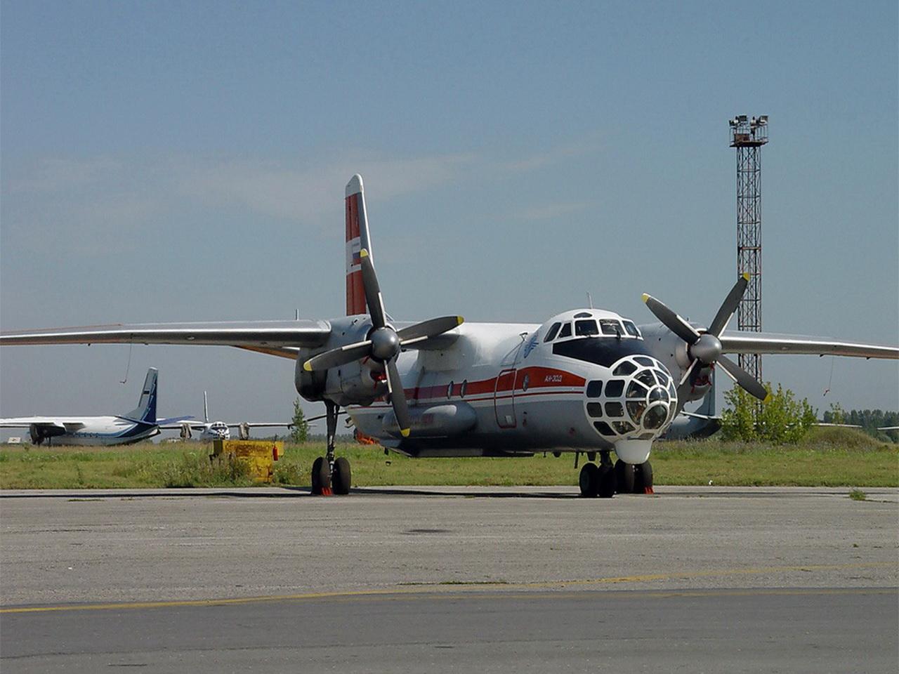 обои АН-30 стоит на запасной полосе фото