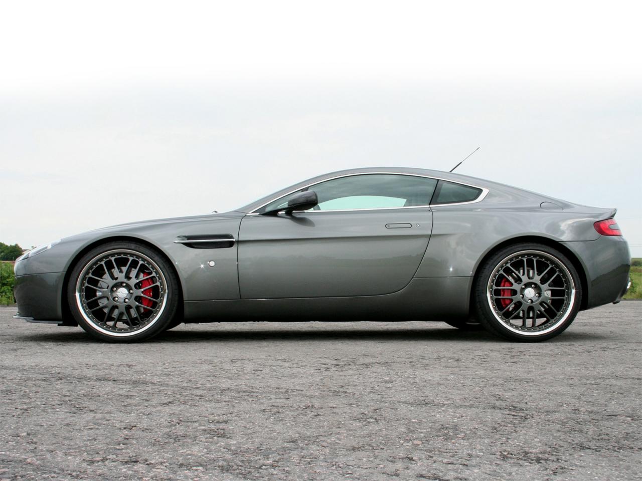 обои Cargraphic Aston Martin V8 Vantage бок фото