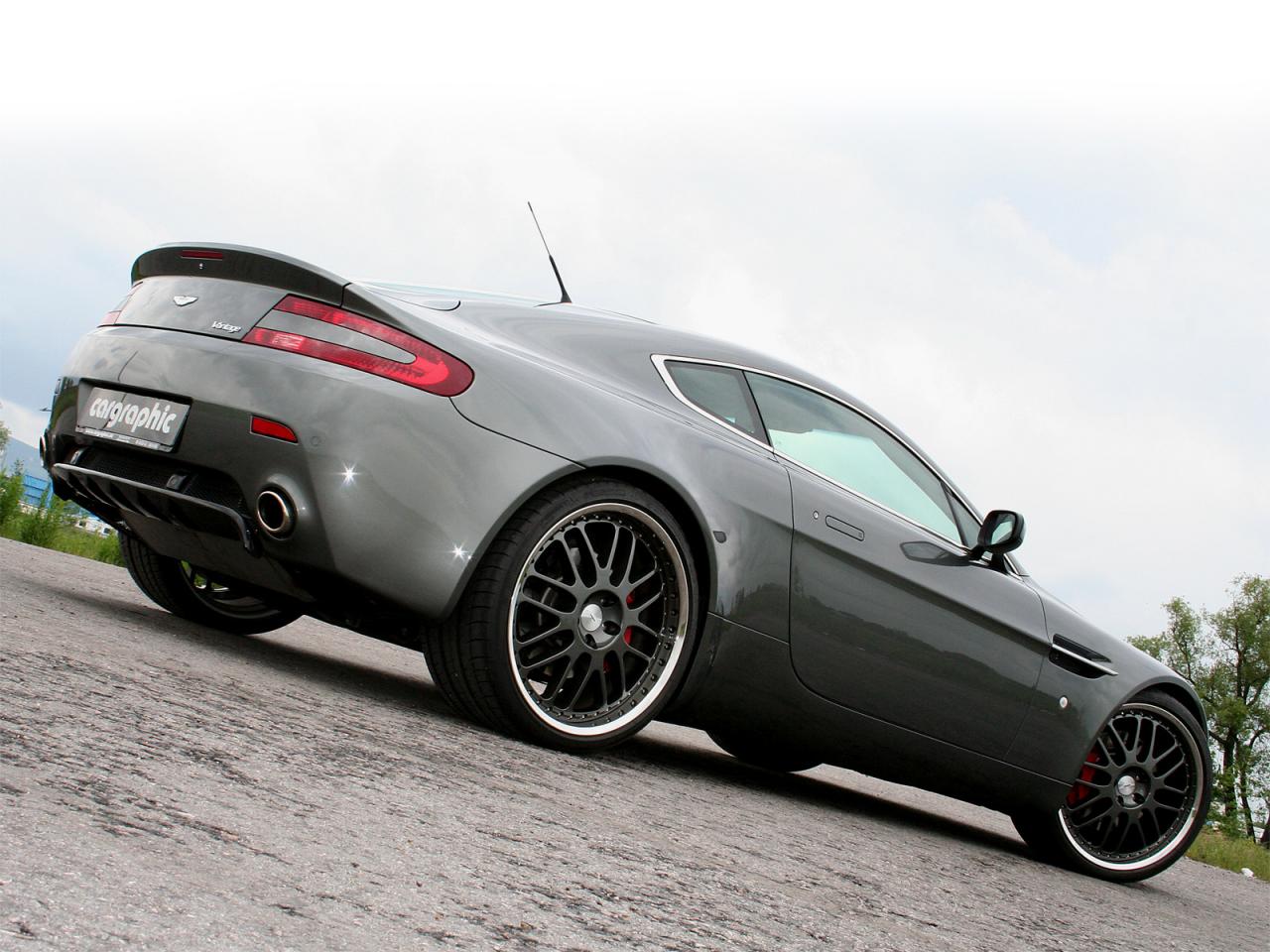 обои Cargraphic Aston Martin V8 Vantage скорость фото