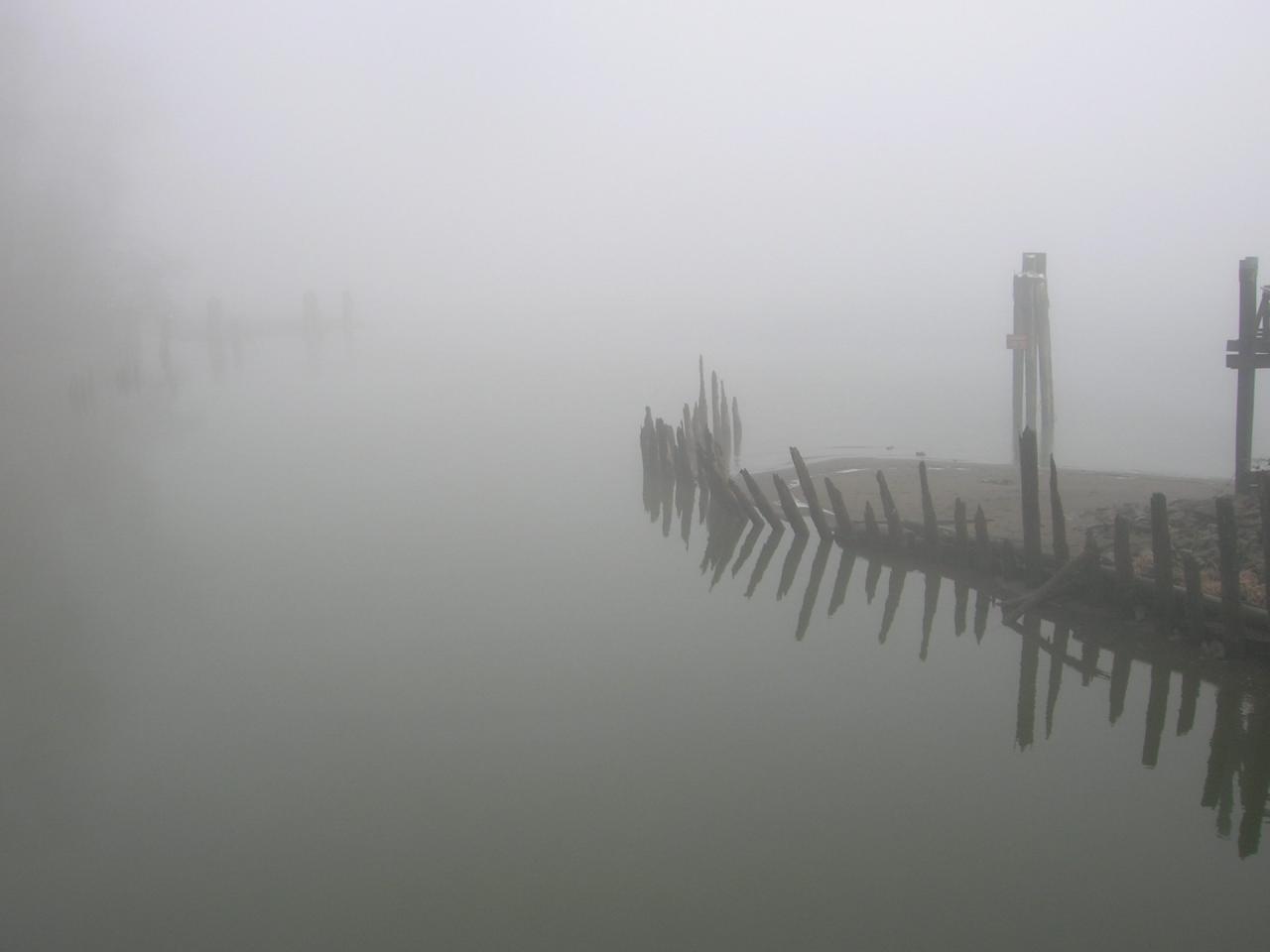 обои Озеро в тумане фото