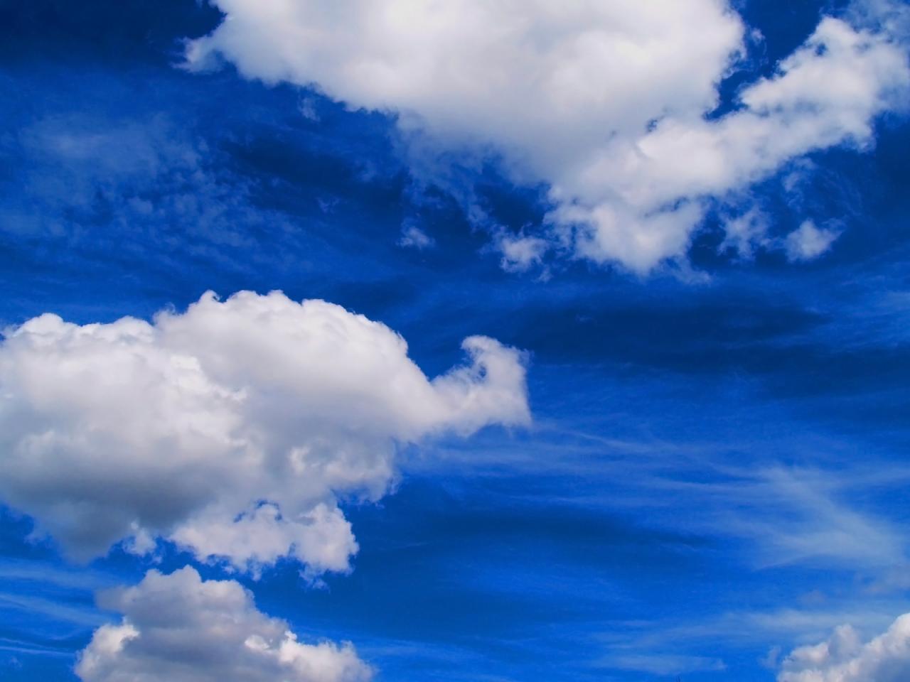 обои Белоснежные облака в синем небе фото