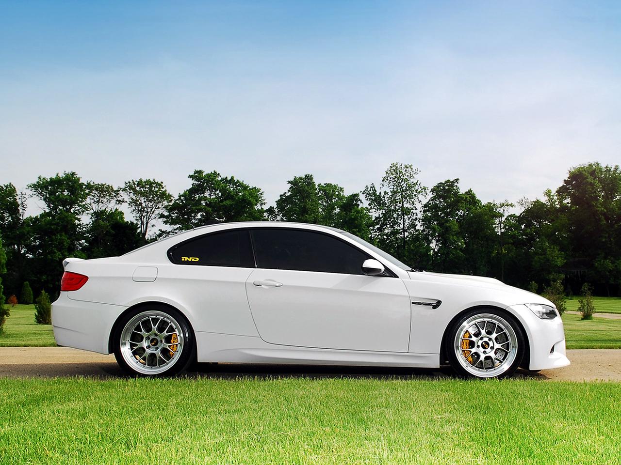 обои IND BMW M3 Coupe (E92) 2011 белый бок фото