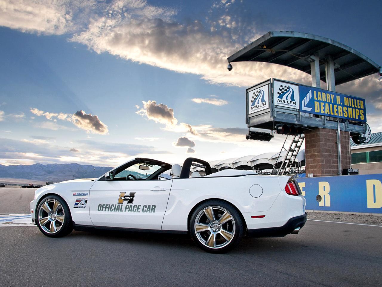 обои Hurst Mustang Convertible Pace Car на трассе фото