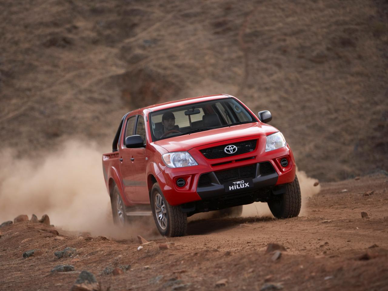 обои TRD Toyota Hilux пыль фото