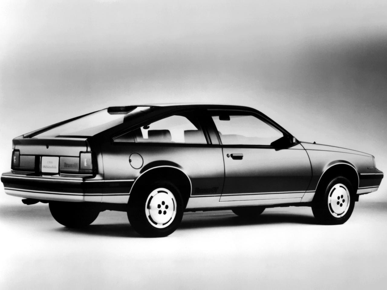 обои Oldsmobile Firenza GT Hatchback бок фото