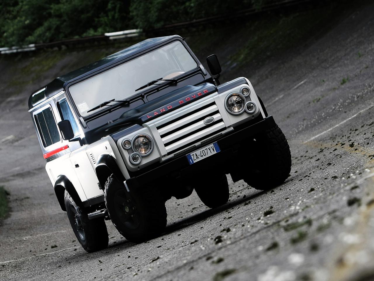 обои Aznom Land Rover Defender 90 белая фото