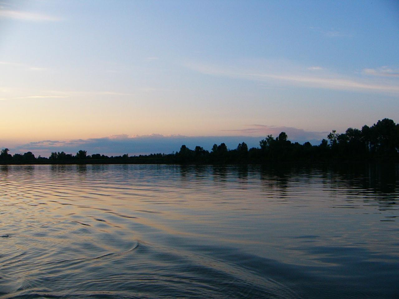 обои Рябь на глади воды фото