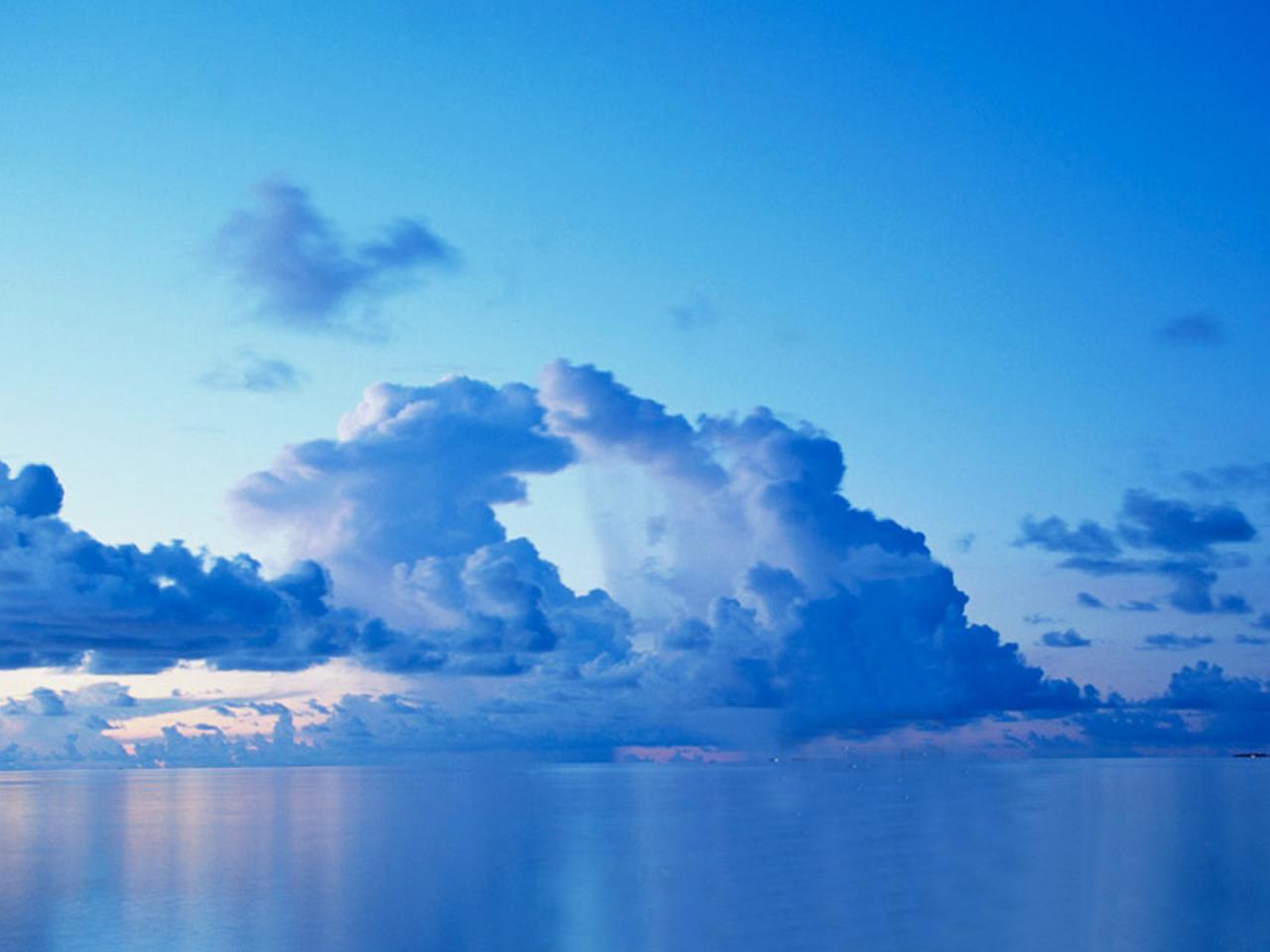 обои Облака на фоне океана фото