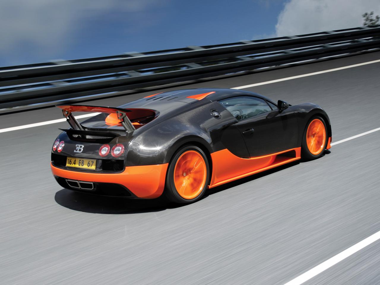 обои Bugatti Veyron 16.4 Super Sport 2010 на трассе фото