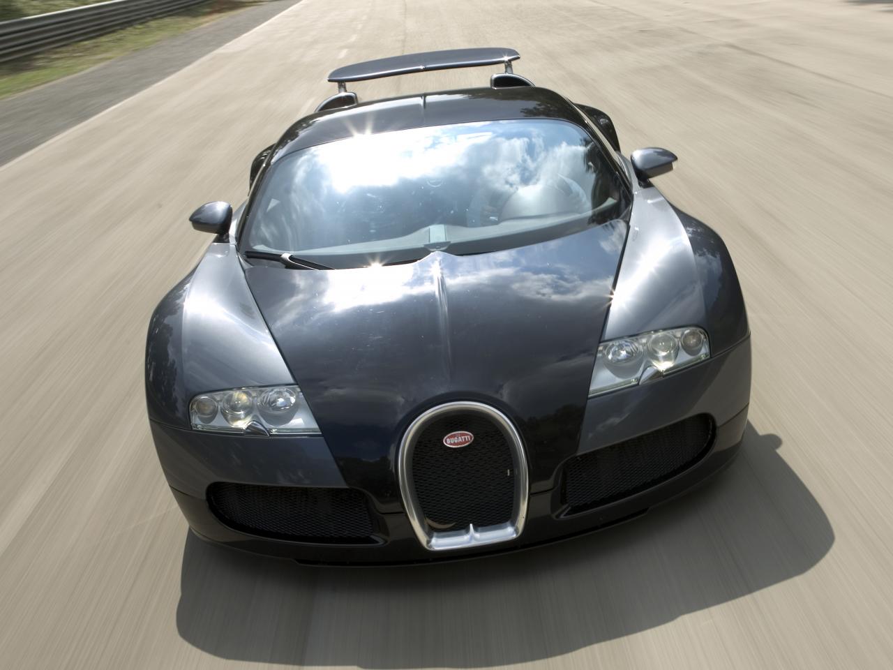 обои Bugatti Veyron 2005–11 мчиться фото