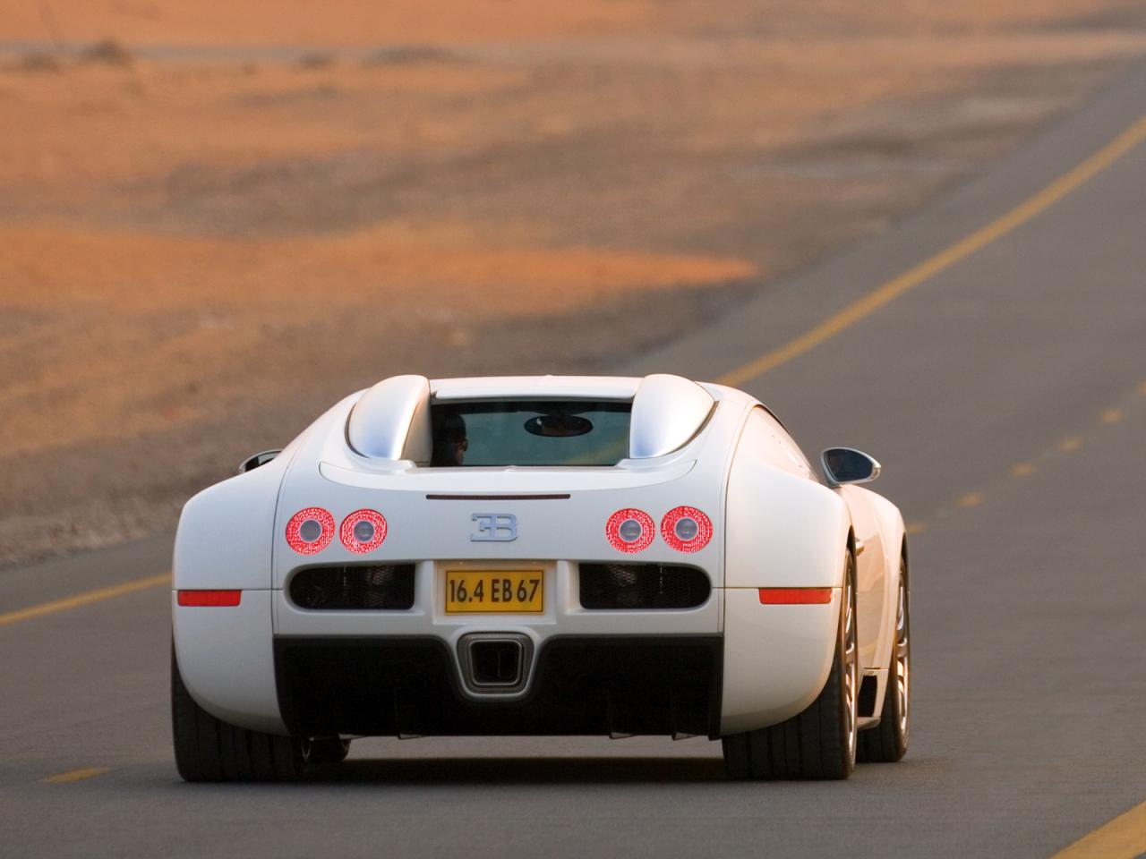 обои Bugatti Veyron 2005–11 на дороге фото