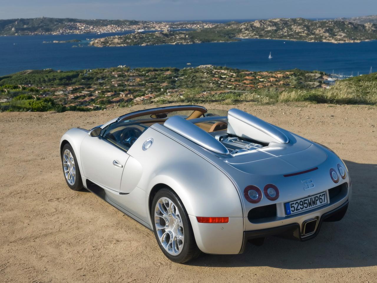 обои Bugatti Veyron Grand Sport Roadster стоянка фото