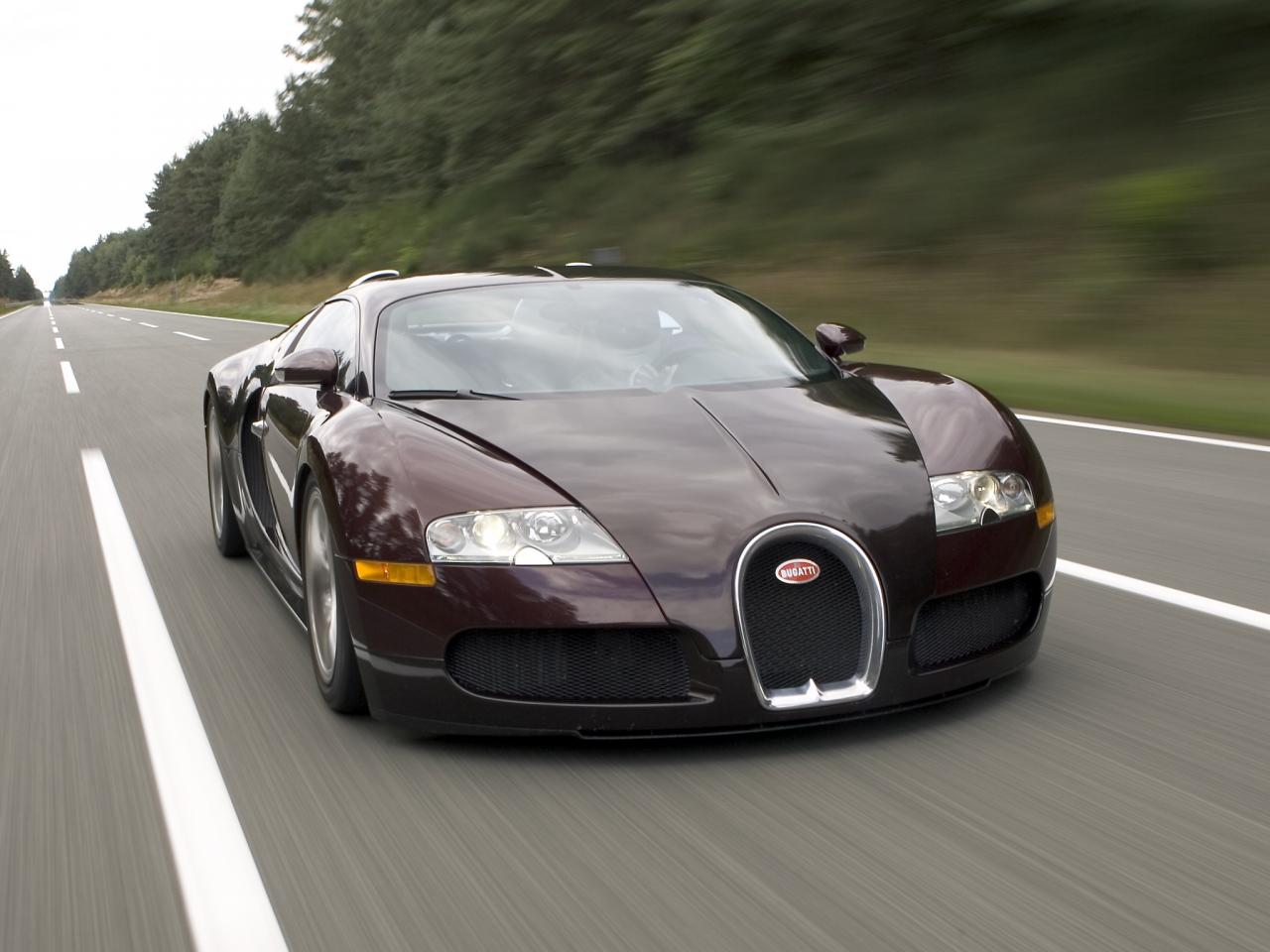 обои Bugatti Veyron US-spec 2005–11 на дороге фото