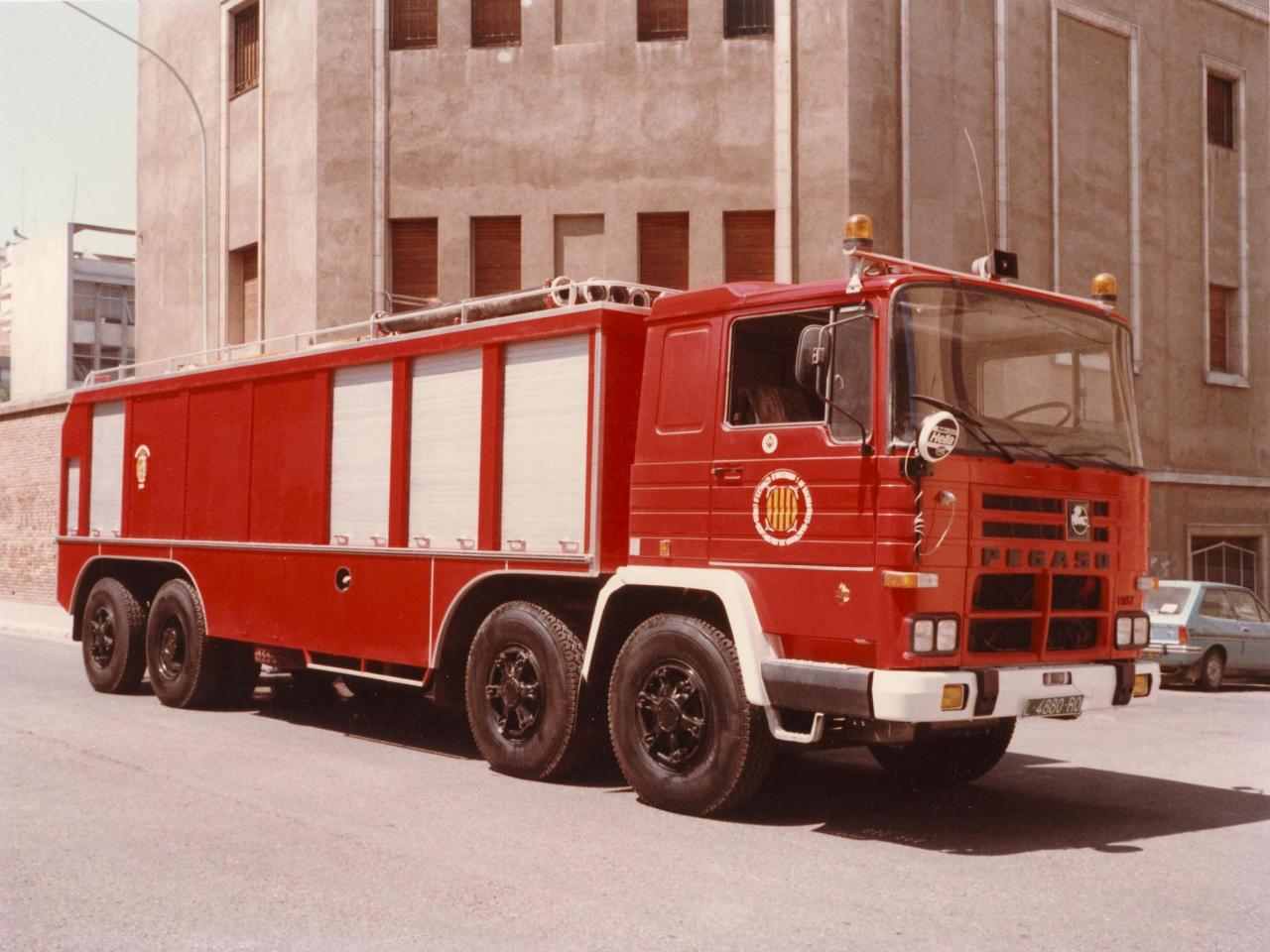 обои Pegaso Cuadradas 2089 8x4 Firetruck бок фото