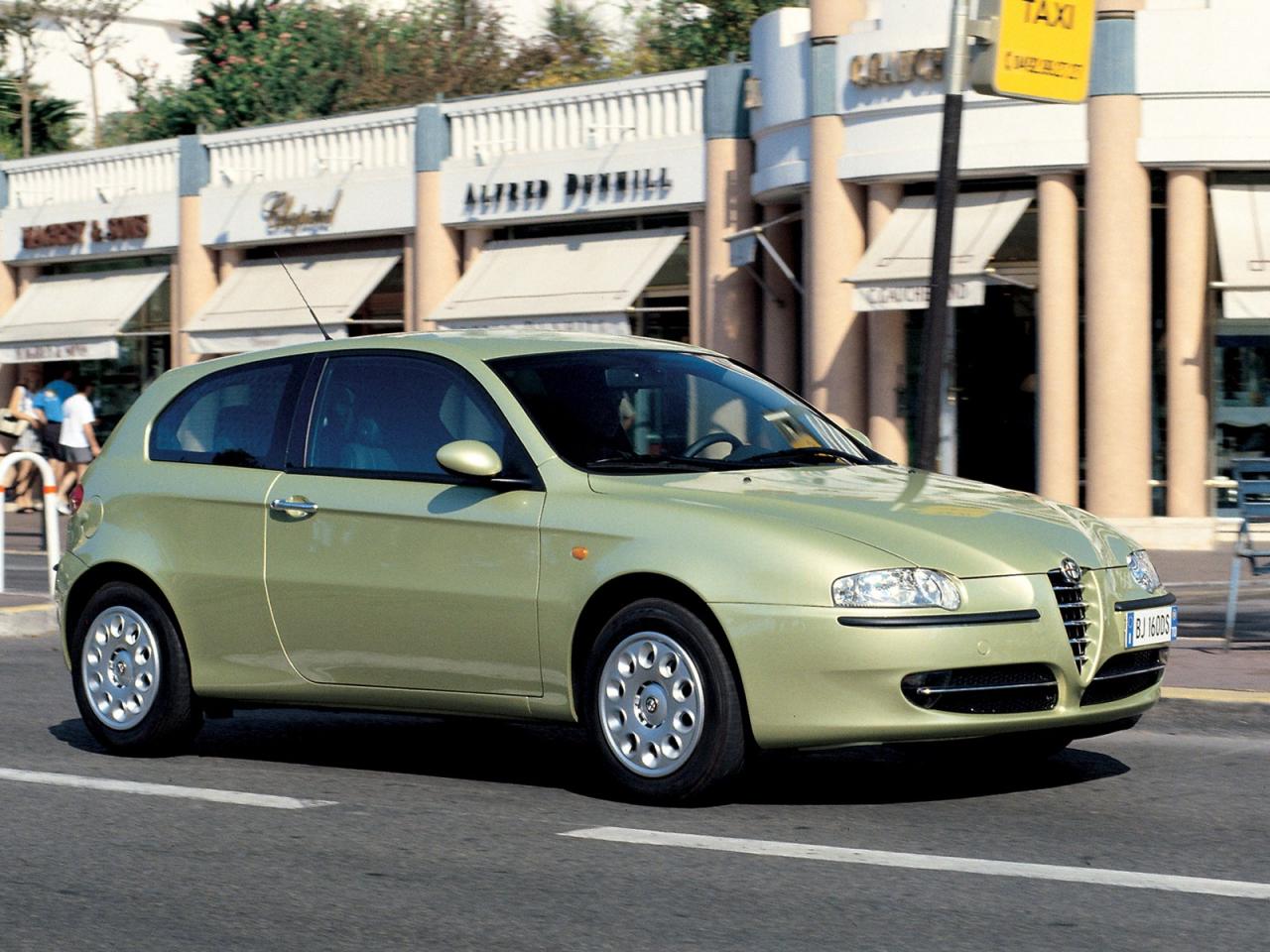 обои ALFA ROMEO 14 В ГОРОДЕ фото