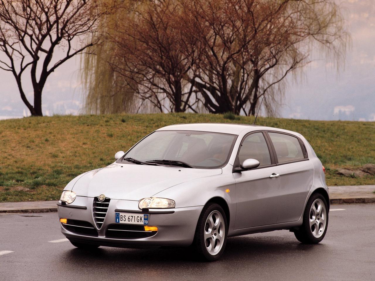 обои ALFA ROMEO 14 У ДЕРЕВА фото