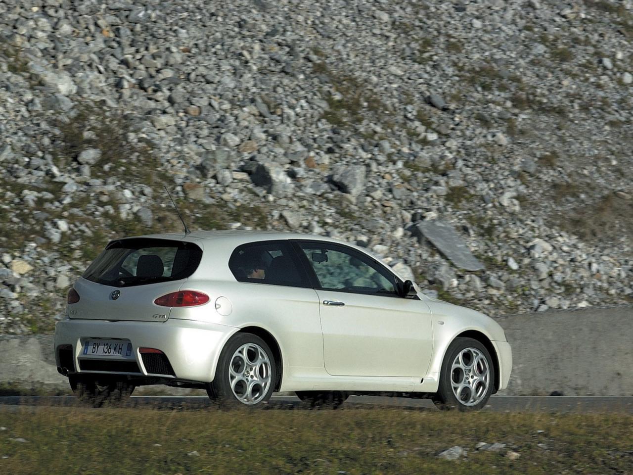 обои ALFA ROMEO 147 GT БЕЛАЯ НА ФОНЕ ГОР фото