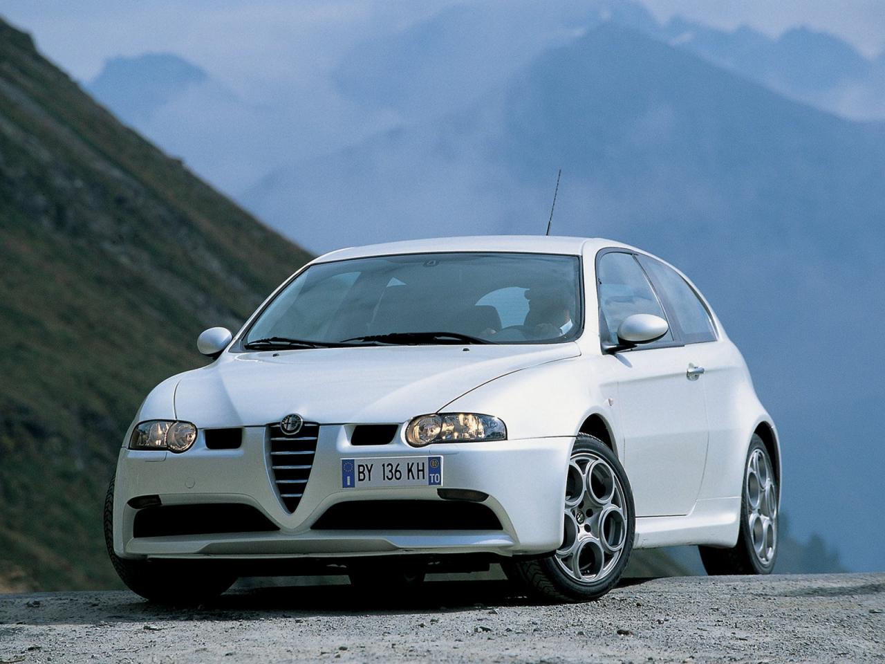 обои ALFA ROMEO 147 GT НА ФОНЕ НЕБА фото