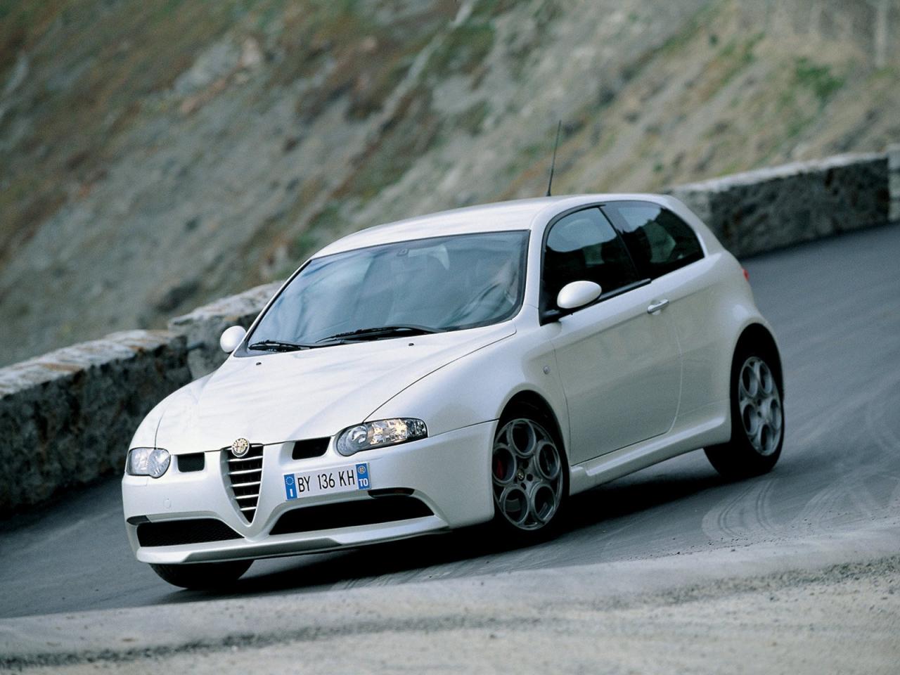 обои ALFA ROMEO 147 GT С ГОРКИ фото