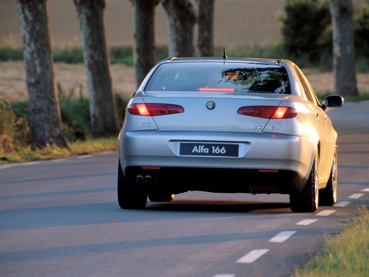 обои ALFA ROMEO 166 ПО ГОРОДУ фото