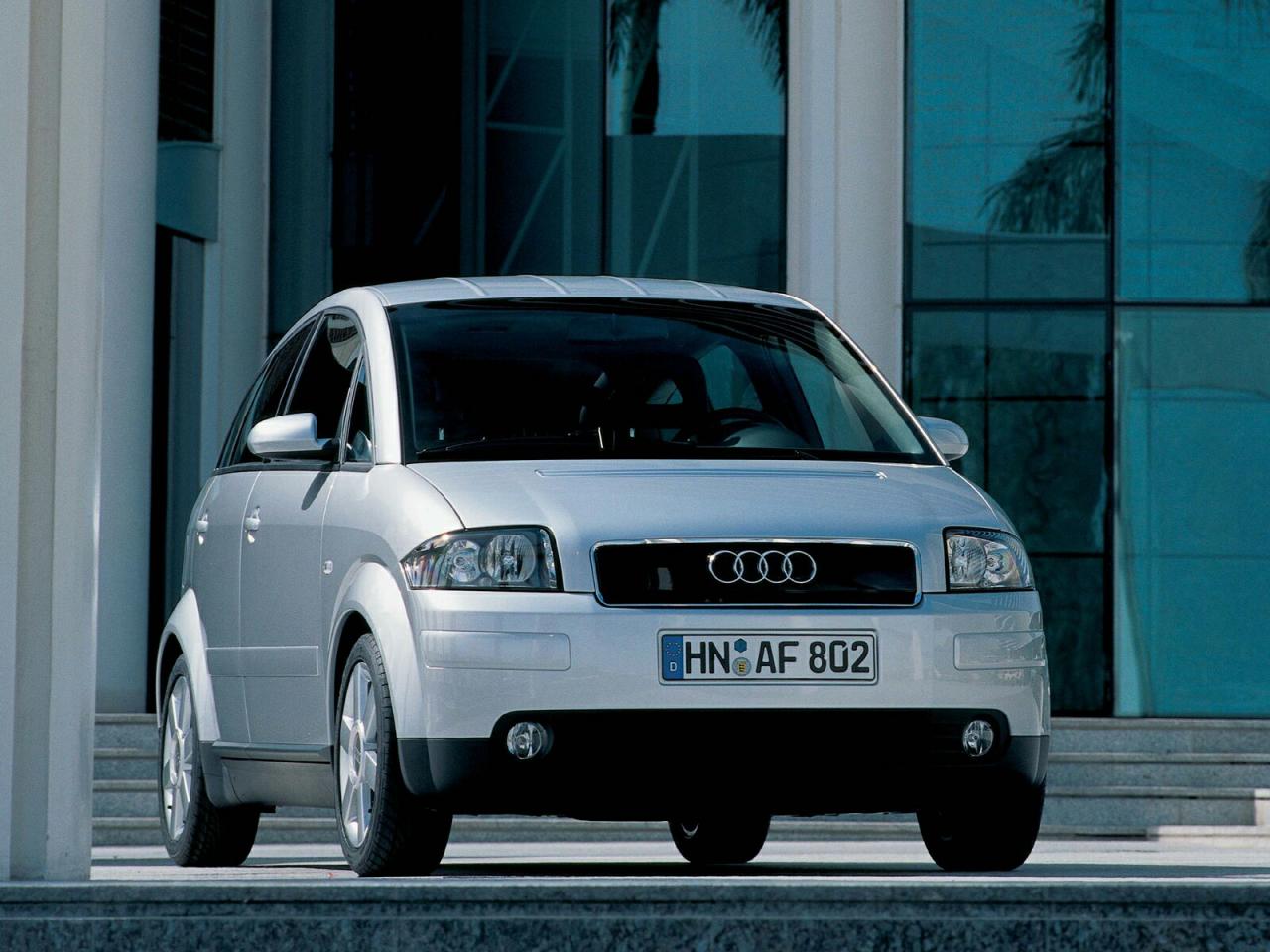 обои AUDI A2 У ЗДАНИЯ фото