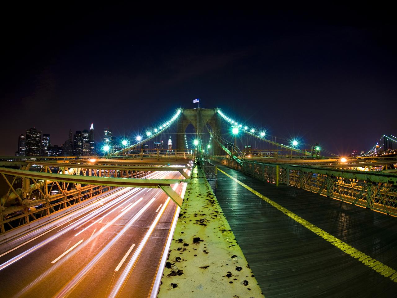 обои Вдоль моста ночью фото