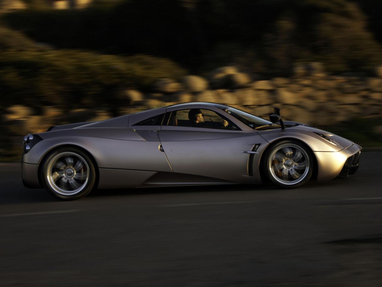 обои Pagani Huayra 2011 на дороге фото