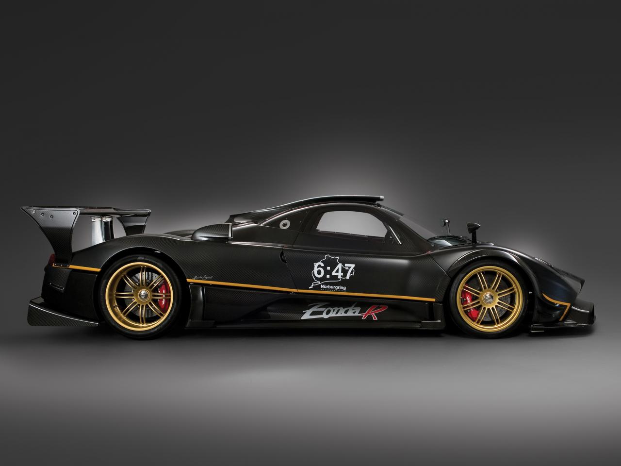 обои Pagani Zonda R 2010 сбоку фото