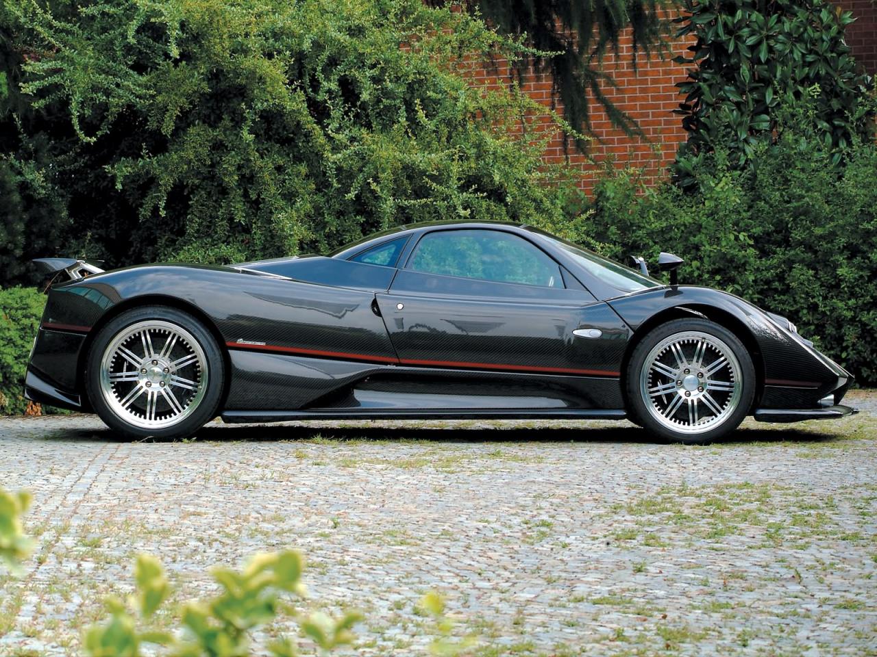 обои Pagani Zonda F 2005 сбоку красиво фото