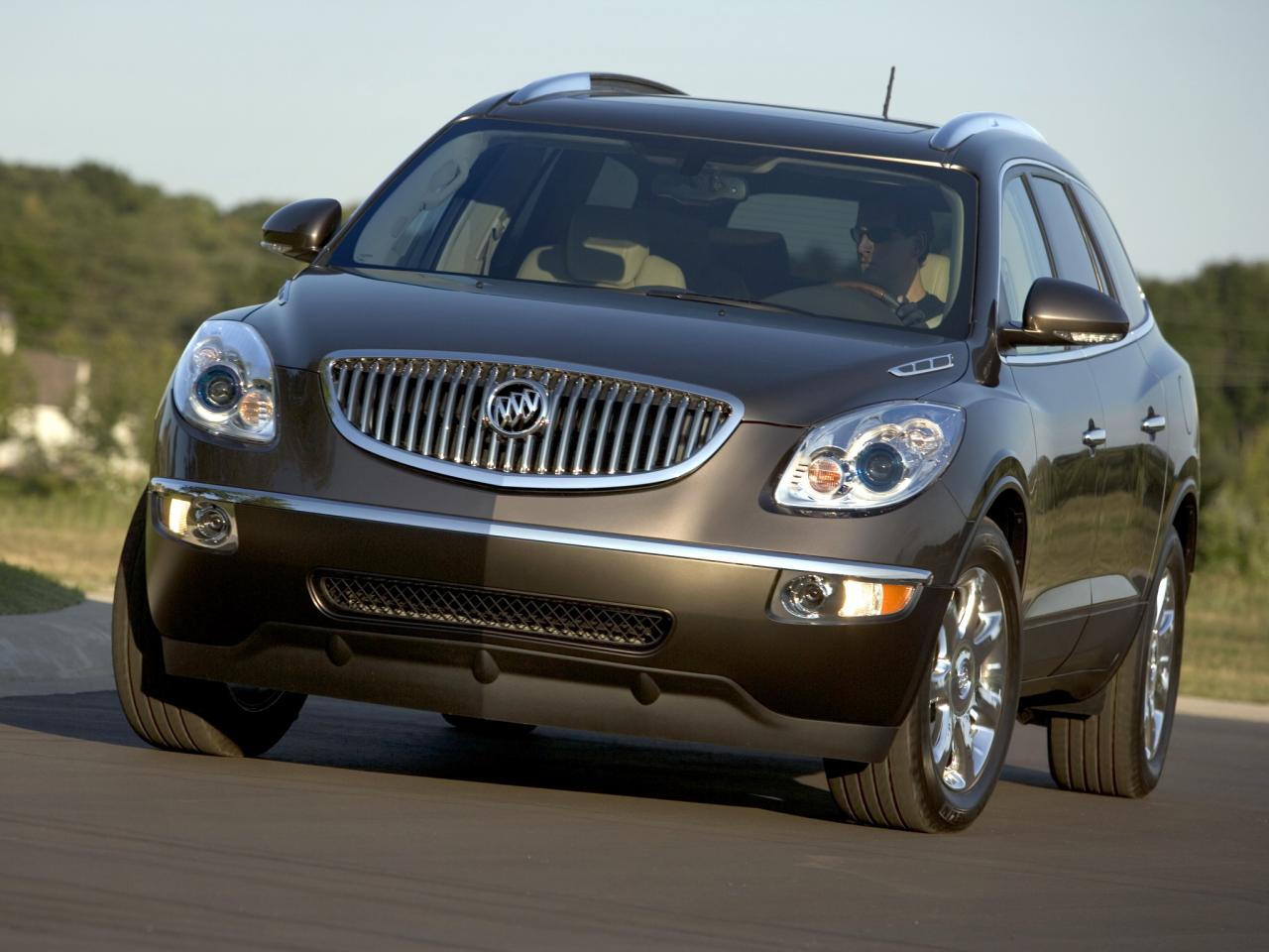 обои Buick Enclave 2007 на дороге фото