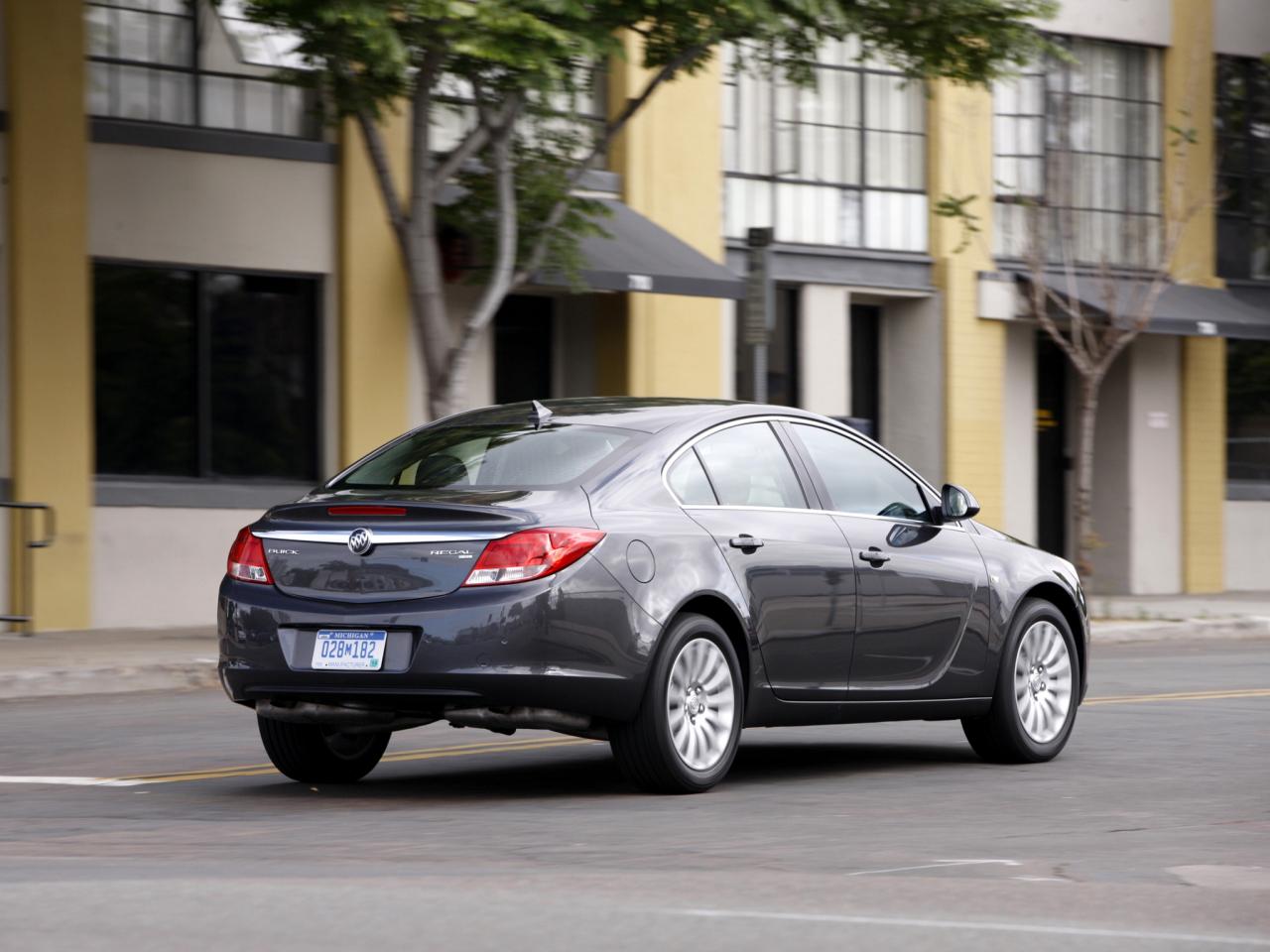 обои Buick Regal 2010 город фото