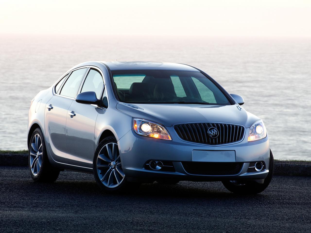 обои Buick Verano 2011 у океана фото