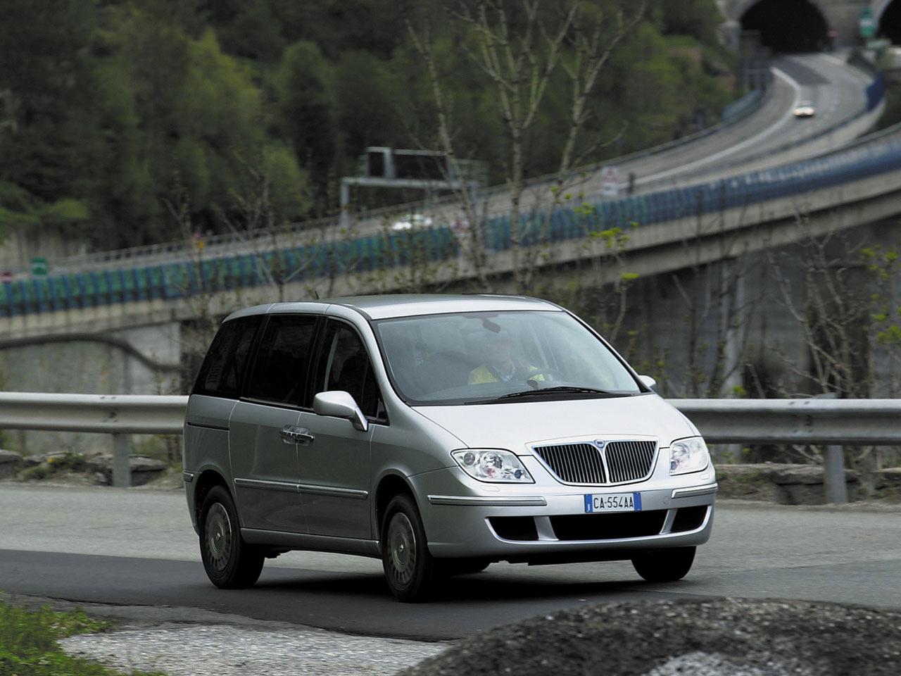 обои Lancia Phedra 2002 на дороге фото