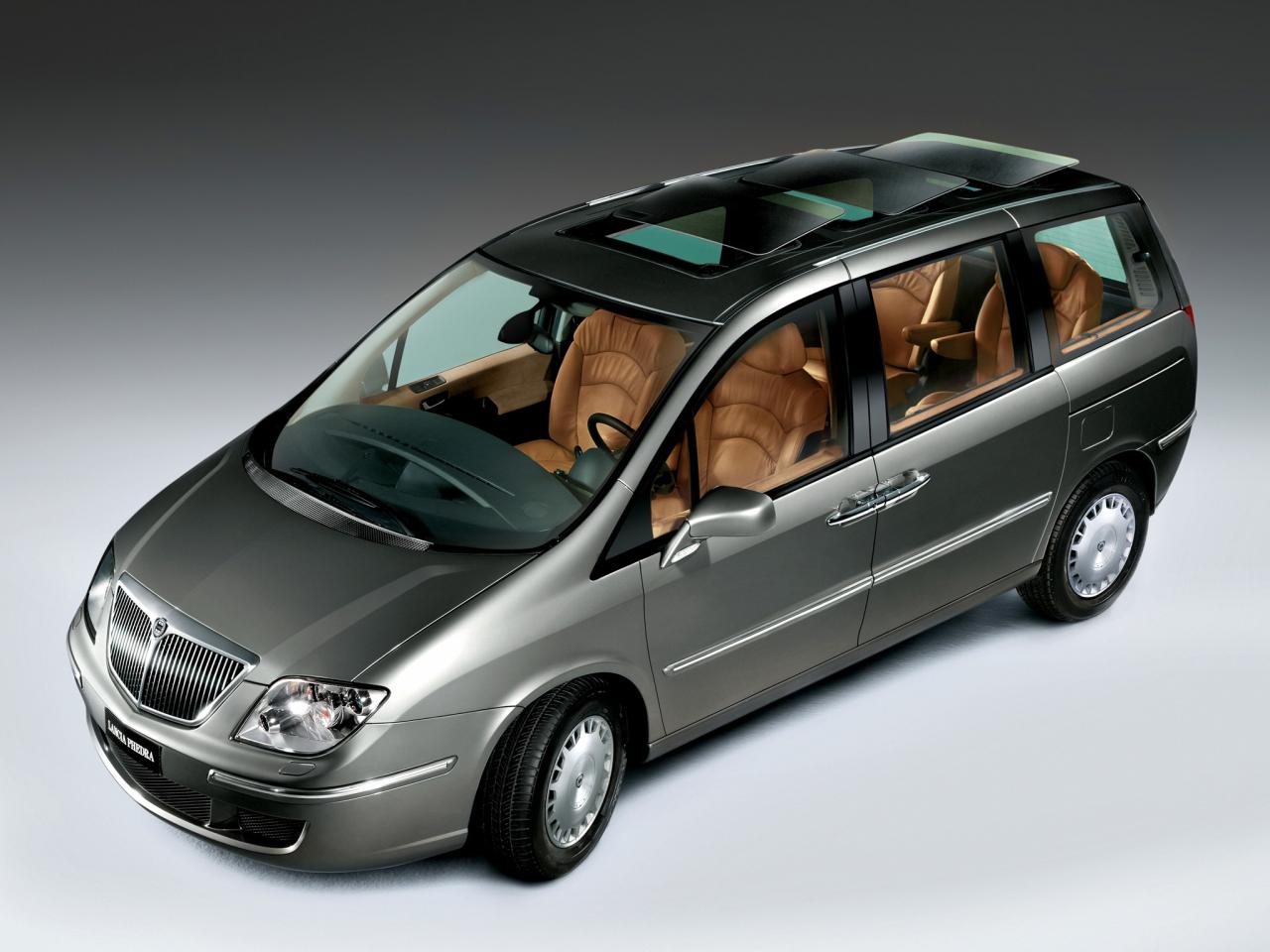 обои Lancia Phedra 2002 серебристая фото