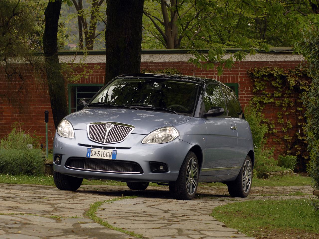 обои Lancia Ypsilon Ecochic 2009 перед фото