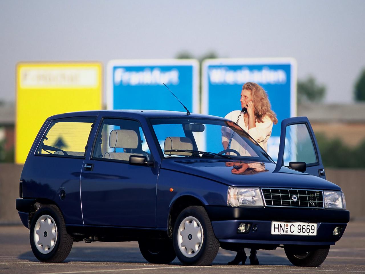 обои Lancia Y10 Avenue 1992 девушка фото