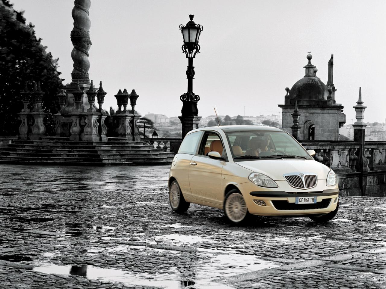 обои Lancia Ypsilon 2003 дождь фото