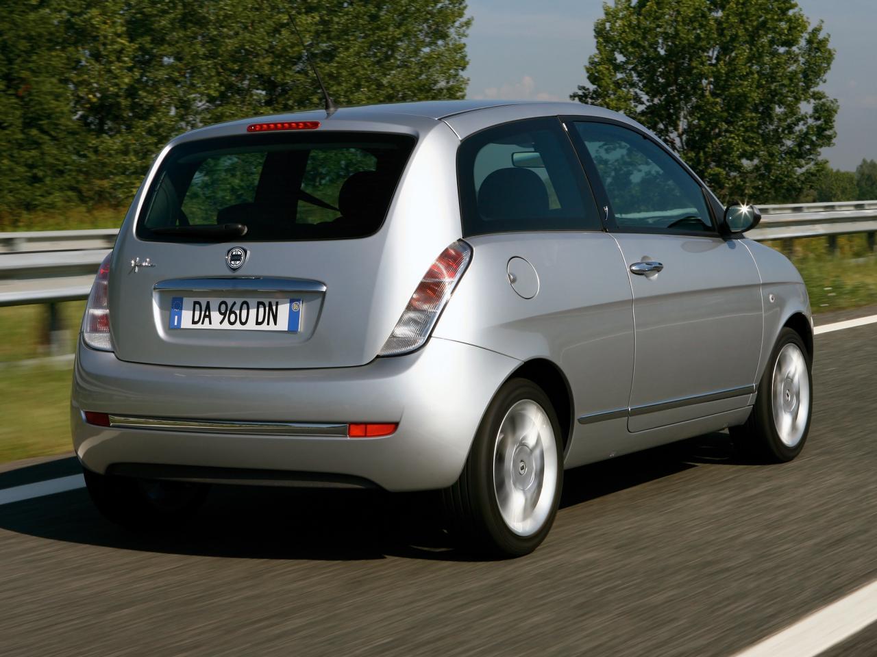 обои Lancia Ypsilon 2006 на дороге фото