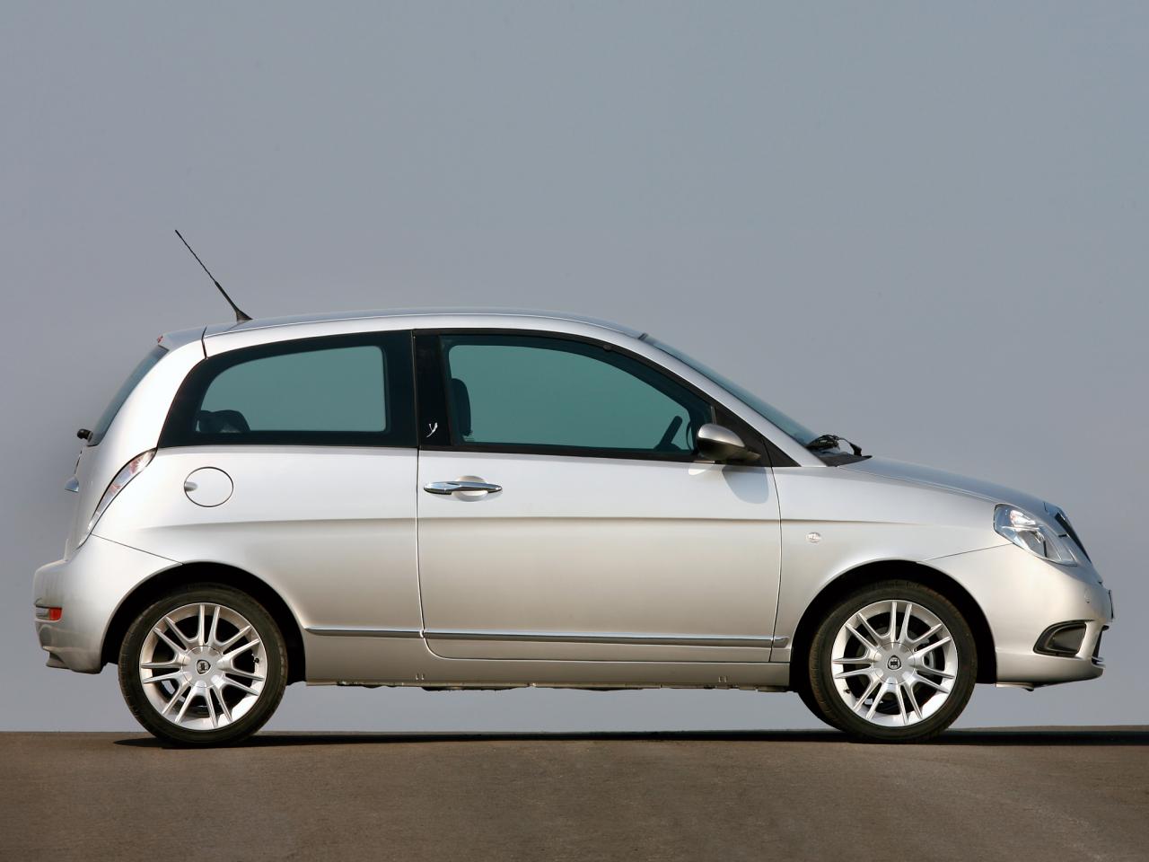 обои Lancia Ypsilon 2006 поперек фото