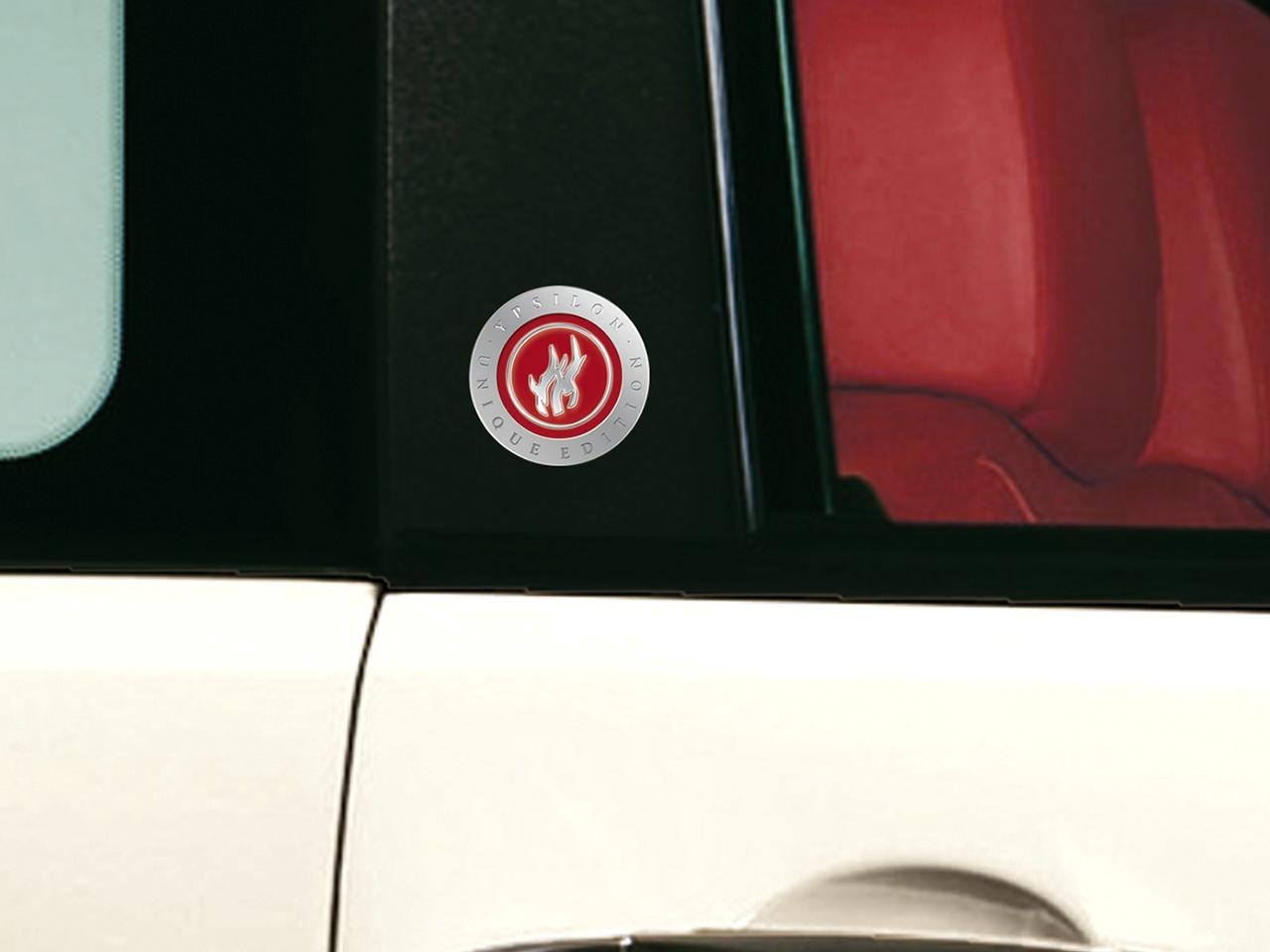 обои Lancia Ypsilon Unique Edition 2003 знак фото