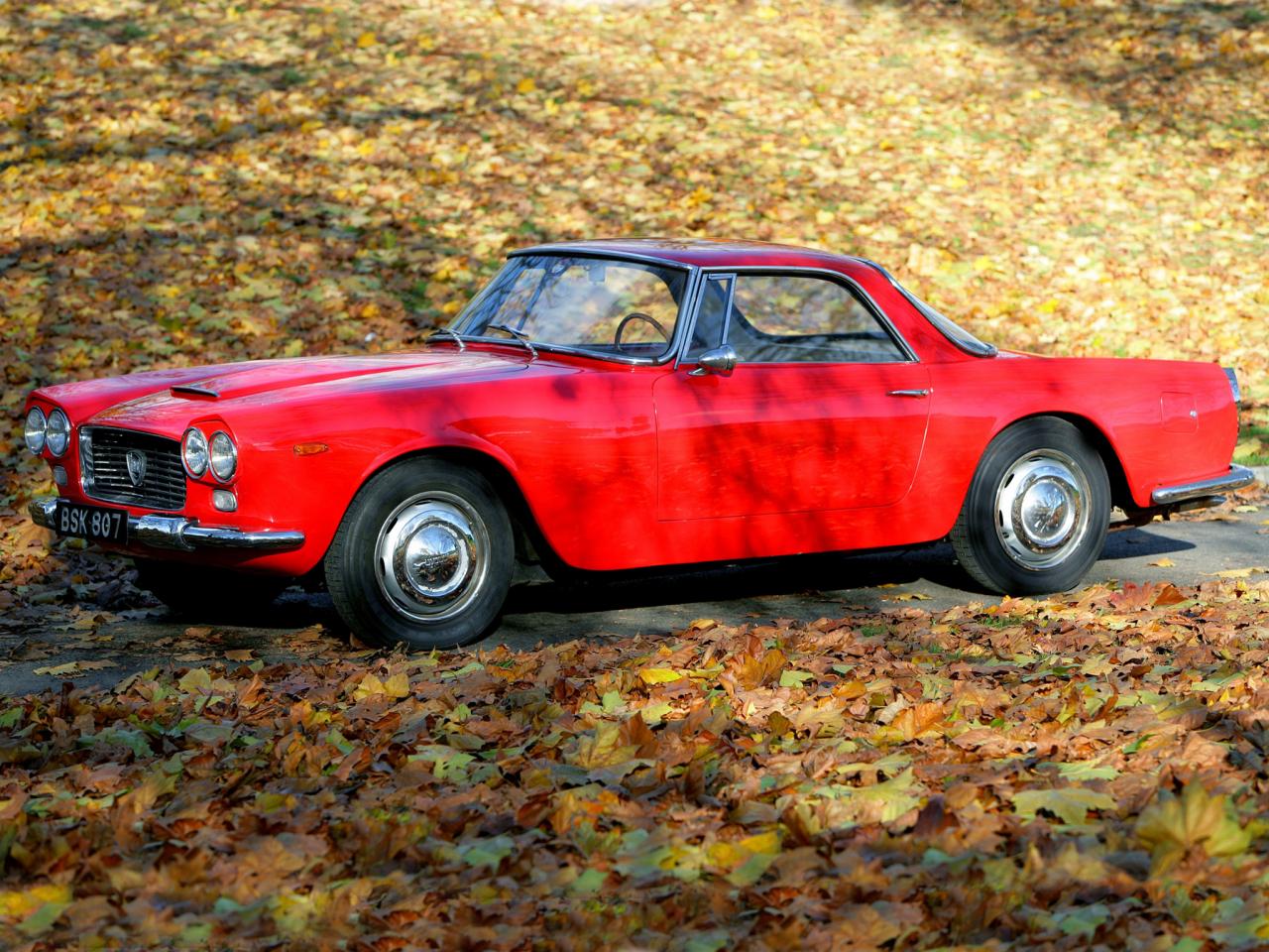 обои Lancia Flaminia GT 1960 листва фото