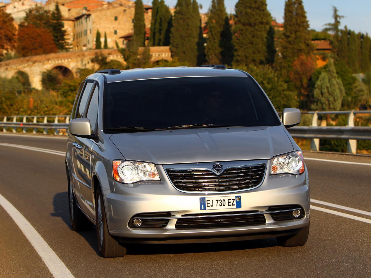 обои Lancia Voyager 2011 на дороге фото