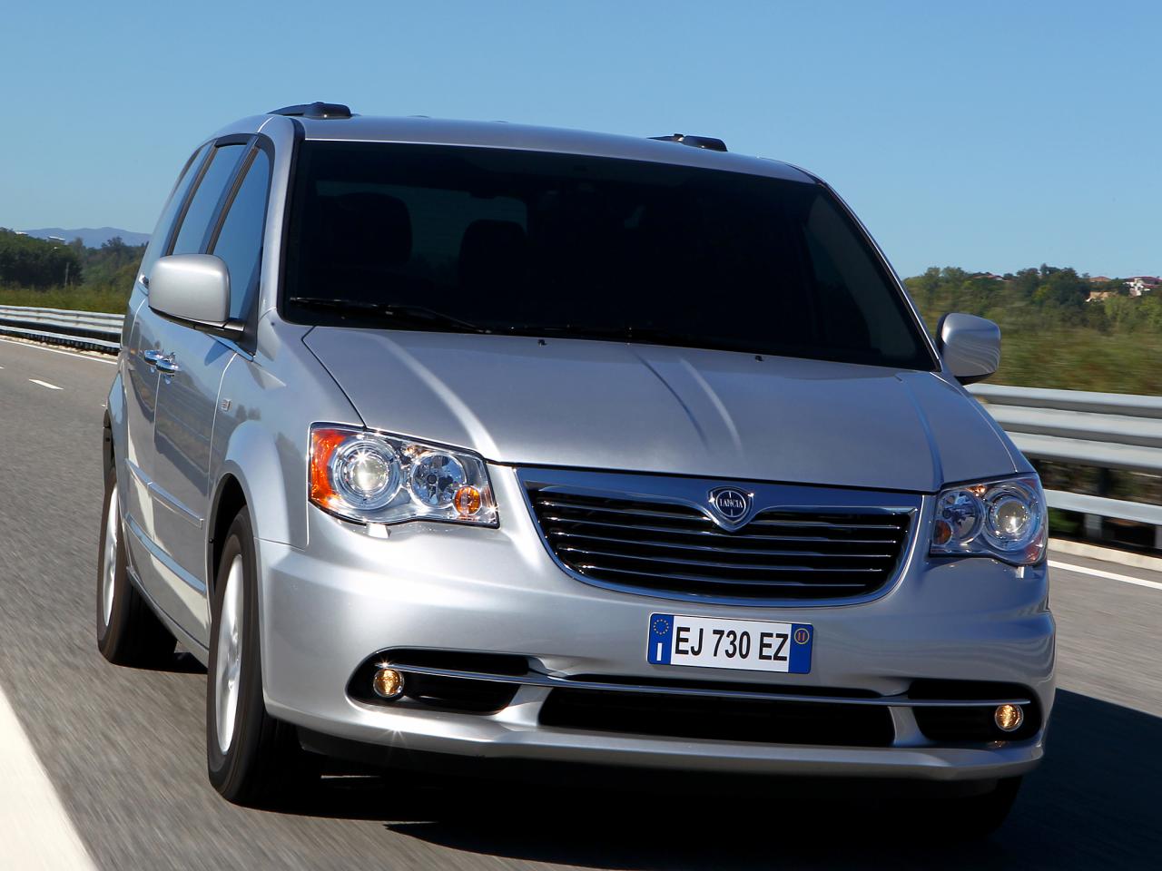 обои Lancia Voyager 2011 скорость на дороге фото