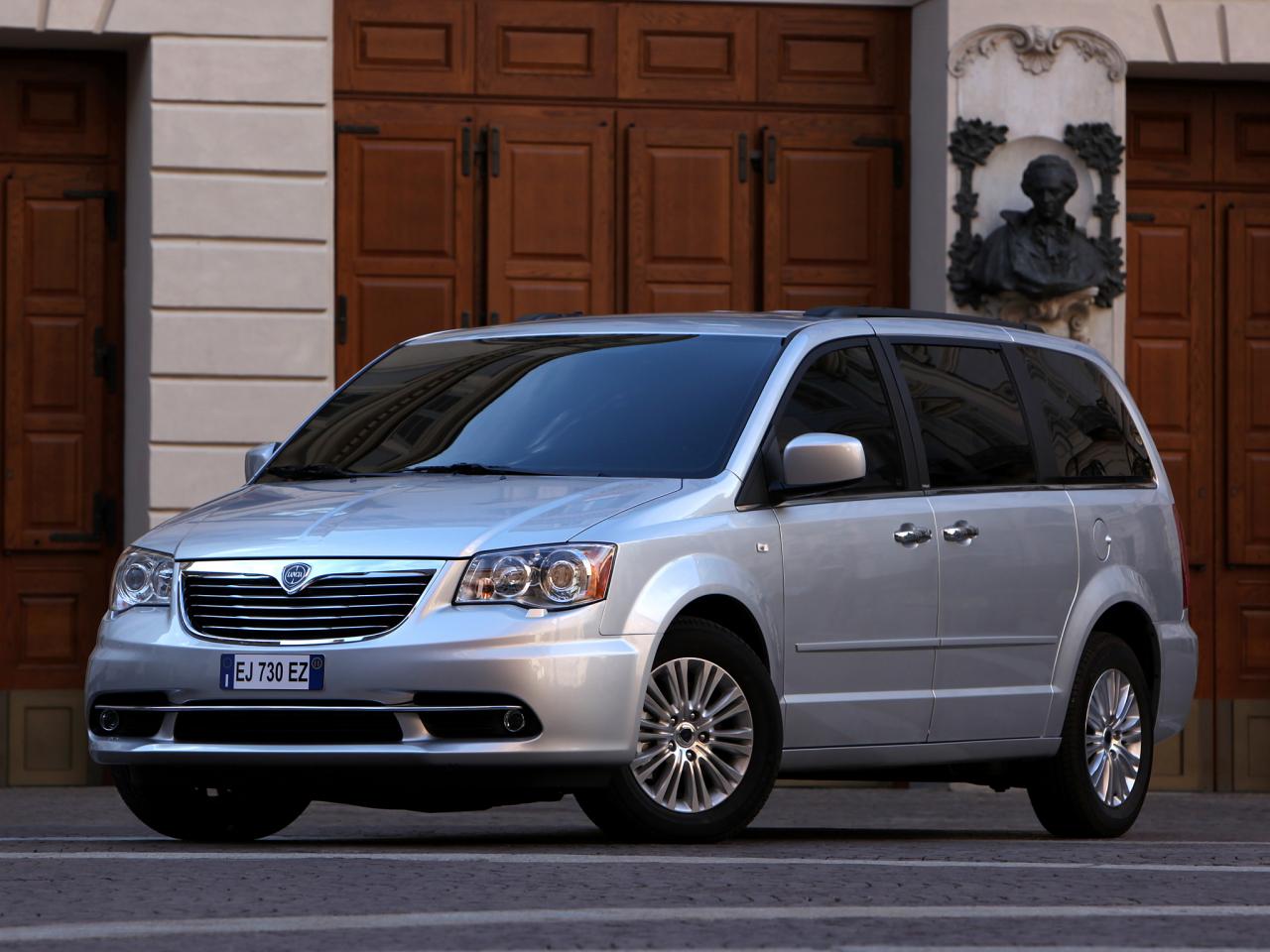 обои Lancia Voyager 2011 спереди фото