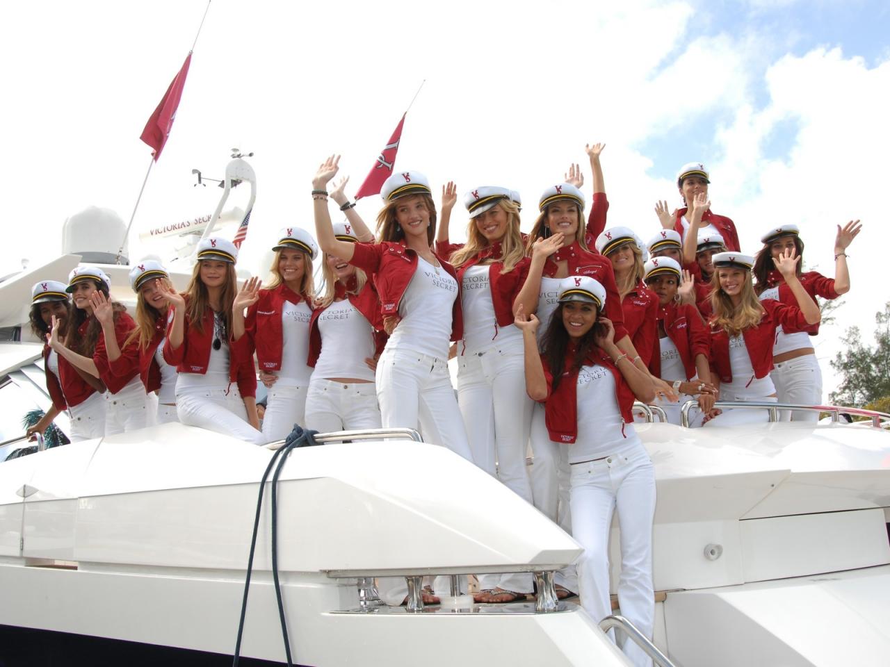 обои Девушки на яхте фото