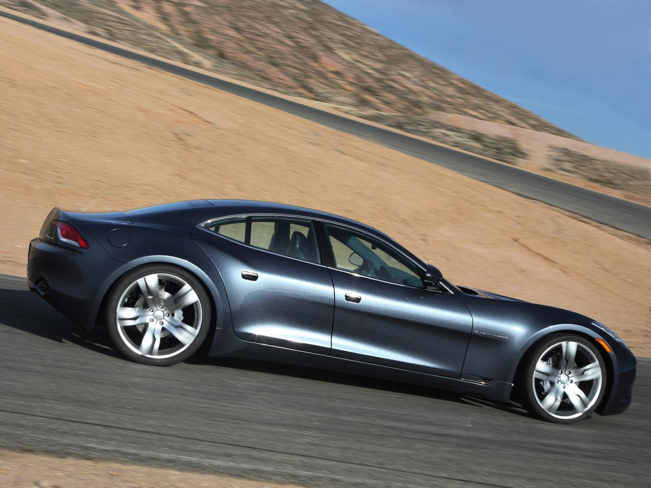 обои Fisker Karma Q-Drive 2009 на дороге фото