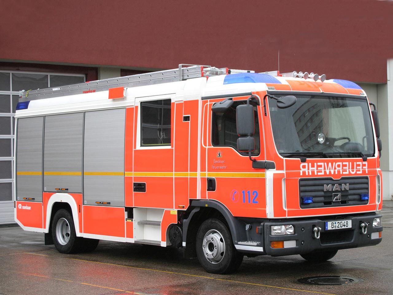 обои Rosenbauer MAN TGL HLF 20-16-D 2005 бок фото