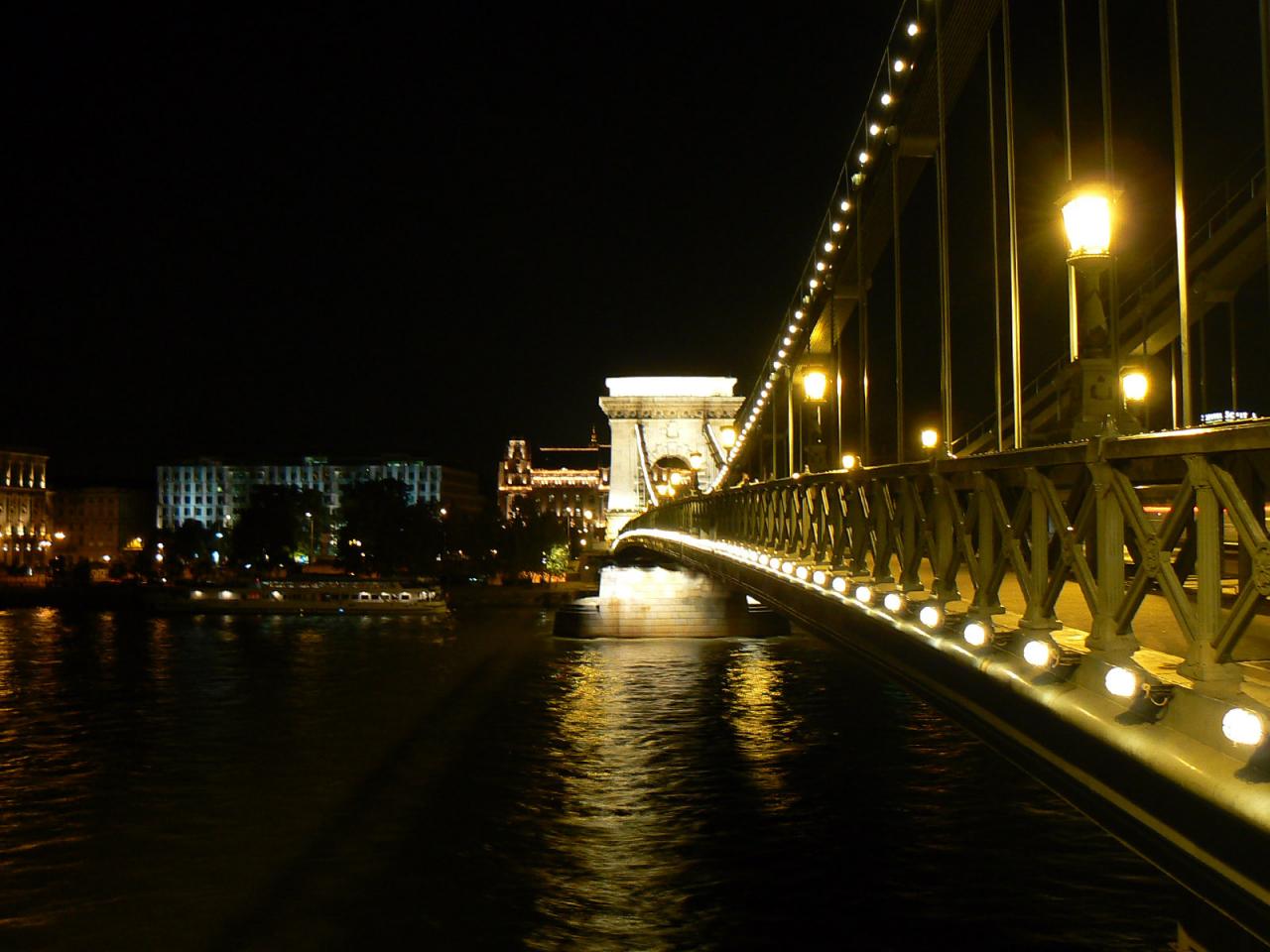 обои Ночной мост крупным планом фото