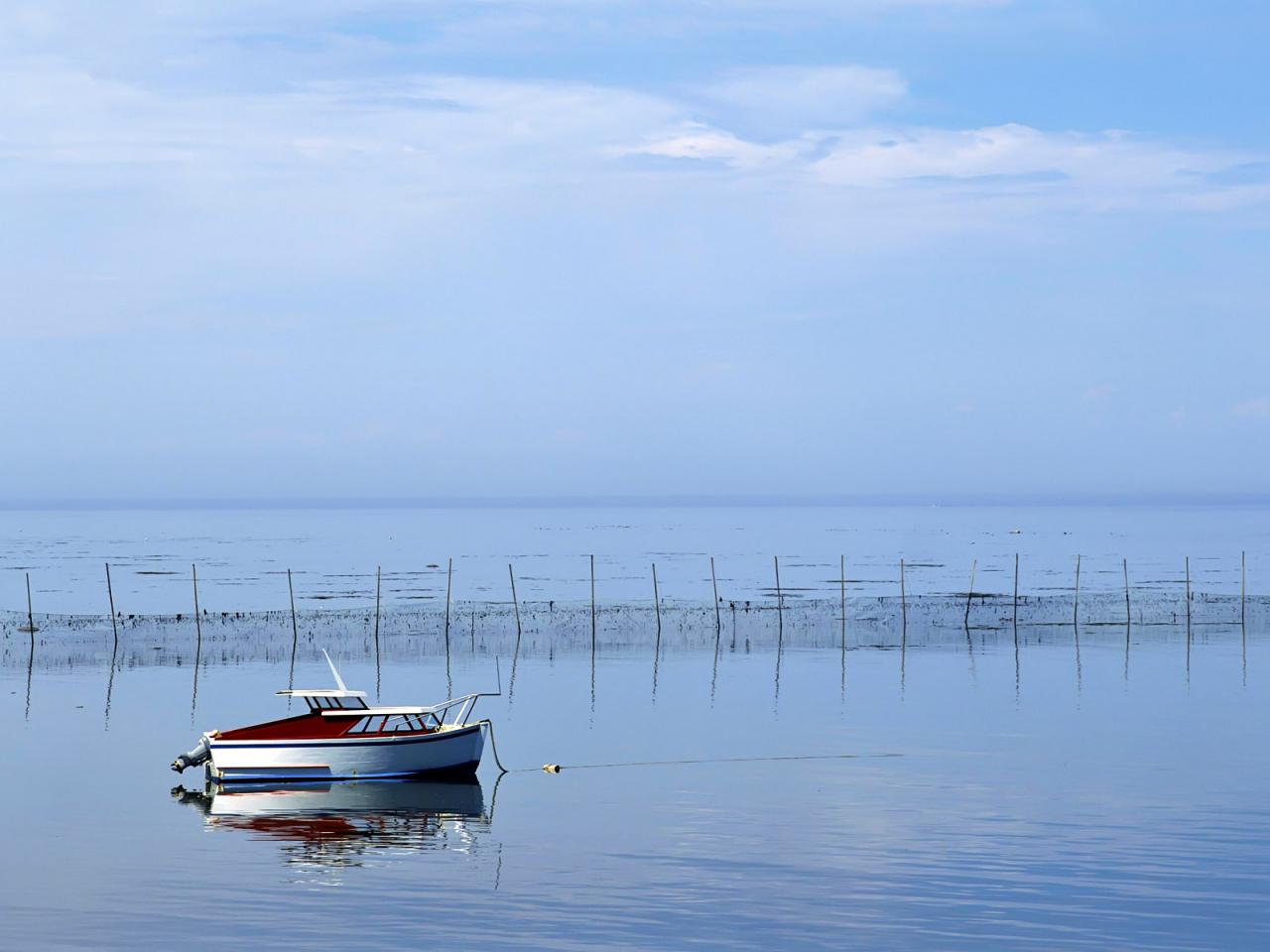 обои Белая лодка в море фото