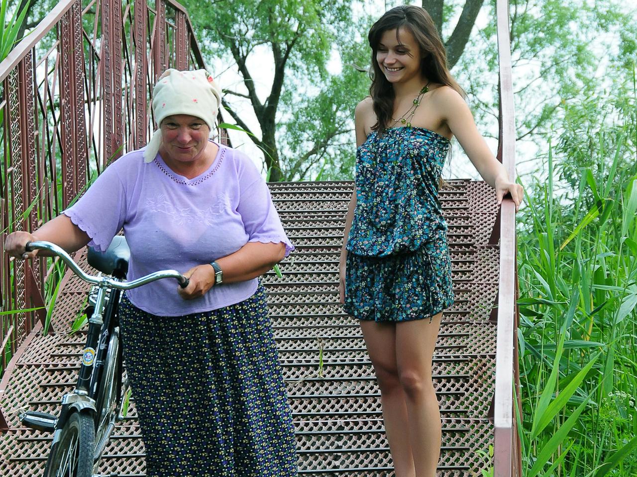 обои Внучка и бабушка на велосипеде фото